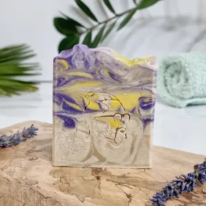 Savon peau délicate artisanal, jaune violet blanc, parfum nectar d’abricot, saponifié à froid, sans emballage.