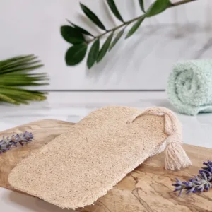Eponge exfoliante non tissé en luffa sur un support en bois