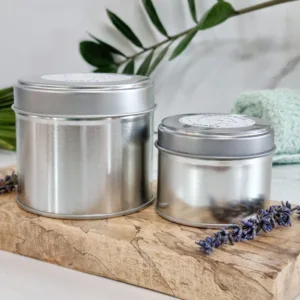 Baume fouetté, petit et grand pot de couleur grise sans parfum ni micas, neutre, posé sur un support en bois