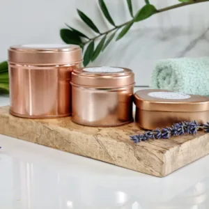 baume fouetté en trois formats différents (grand pot rond , petit pot rond et petit cœur), posé sur un support en bois de face avec l'étiquette Savonnier Soapy