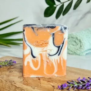 Savon artisanal peau grasse noir, blanc et orange au charbon actif, parfum pamplemousse, sans emballage