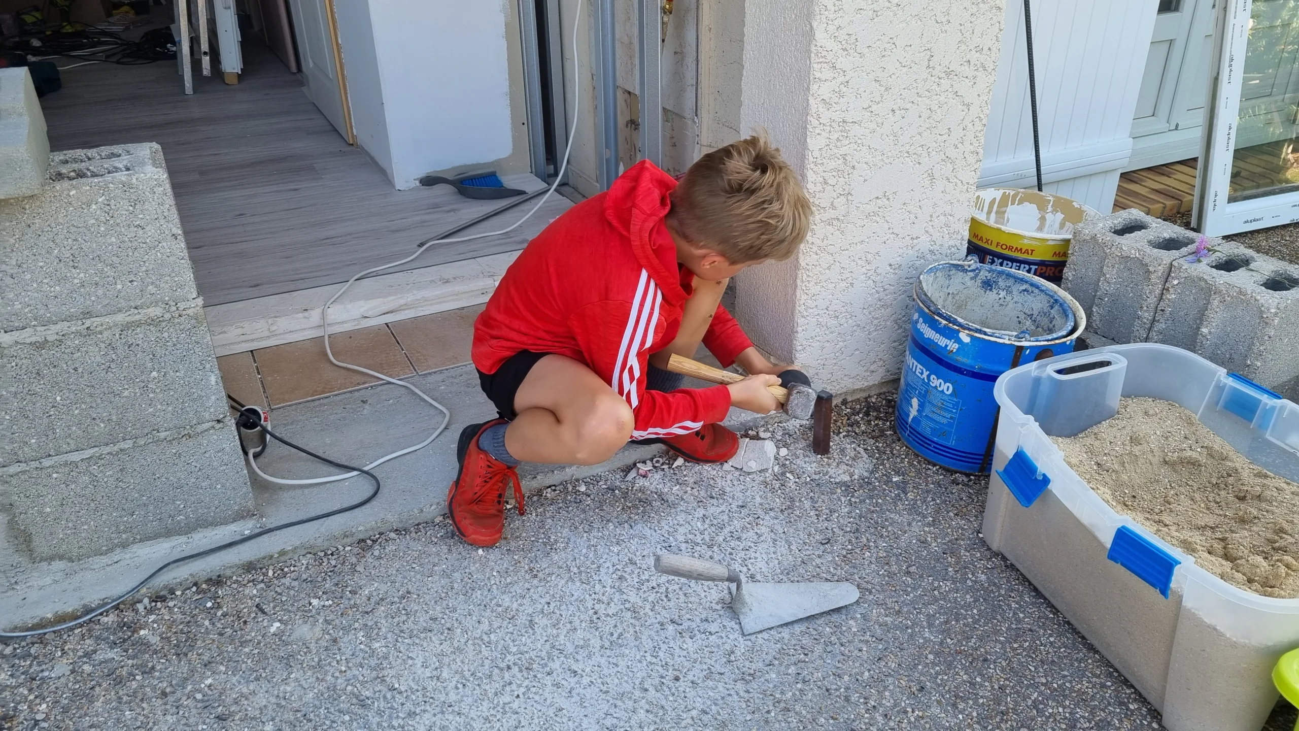 Construction du laboratoire aux normes européennes, travaux en famille