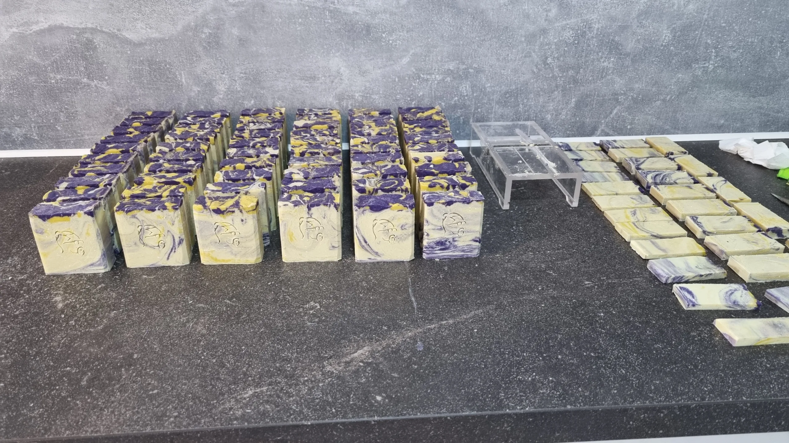 Atelier de fabrication, saponification à froid et découpe